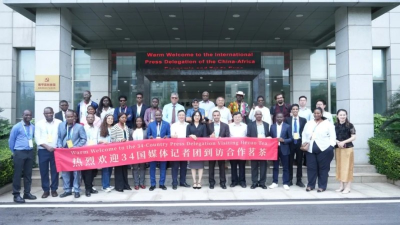 非洲34國(guó)記者訪問(wèn)團(tuán)考察湖南省茶業(yè)集團(tuán)合作茗茶受到廣泛好評(píng)