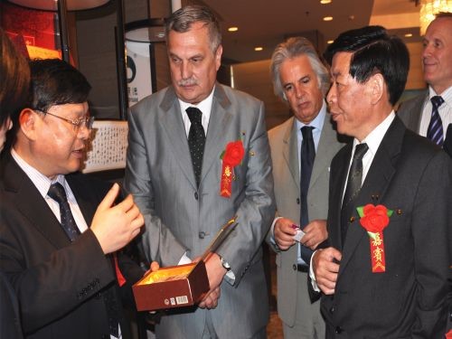 羅馬尼亞湖南黑茶推介會上，周重旺董事長在向客商介紹臻藏茯茶_副本